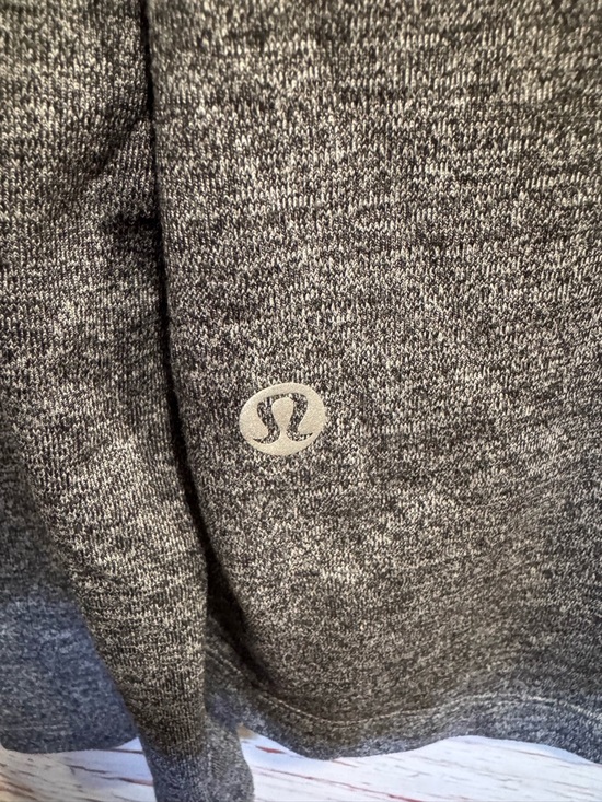 Lululemon License to Train Classic-Fit
Long-Sleeve Shirt Heathered Black Sz 10 - Picture 10 of 10